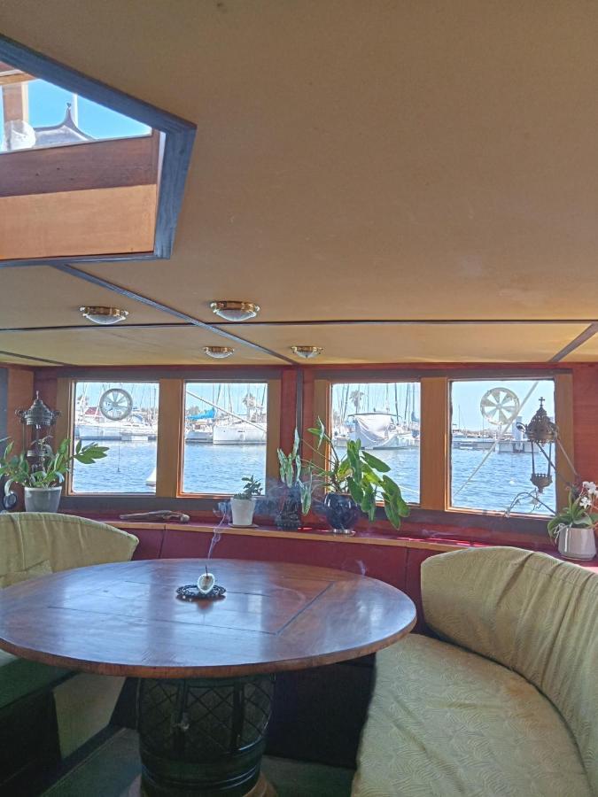 Botel Bateau De Pirates